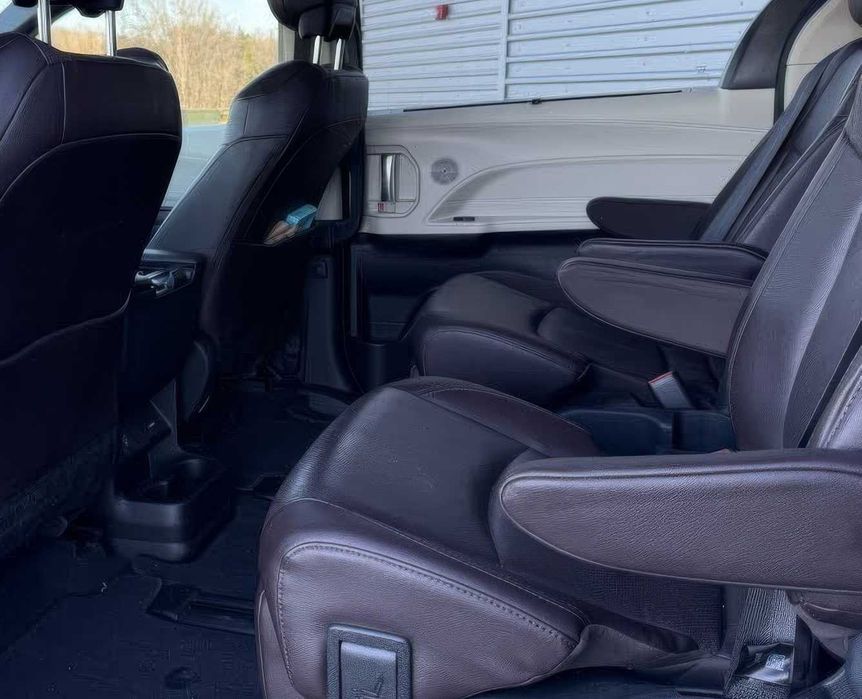 Toyota Sienna Platinum 7-Passenger      2023