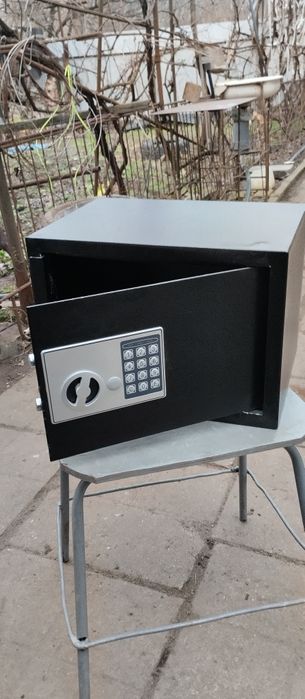 Сейф для денег и документов.