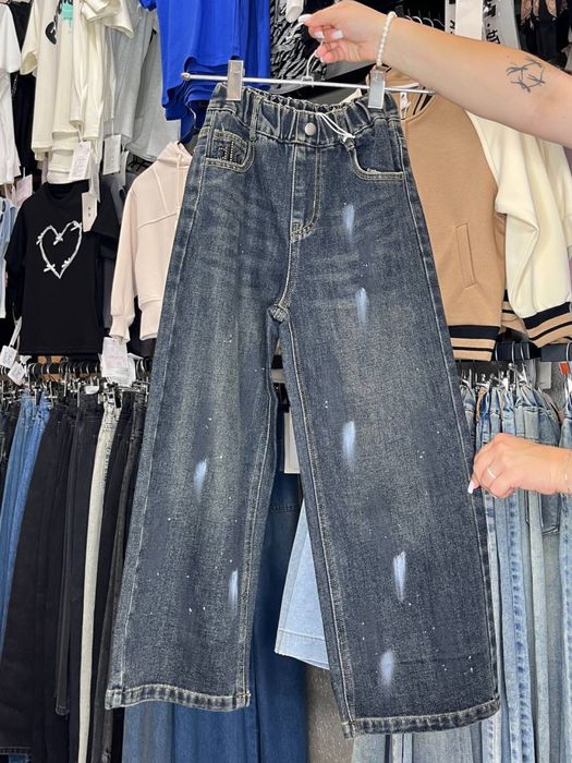 Нові джинси для дівчинки