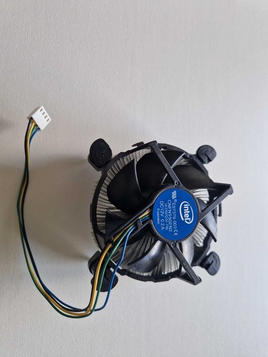Intel Cooler Almost New479587526688133120
