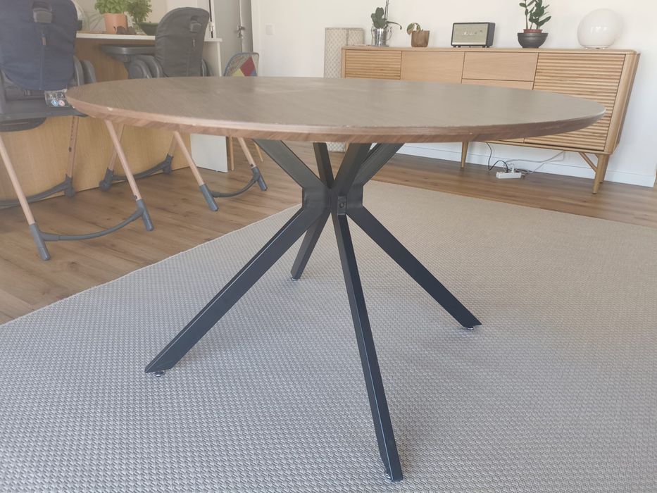 Mesa de jantar em madeira e estrutura em metal preto