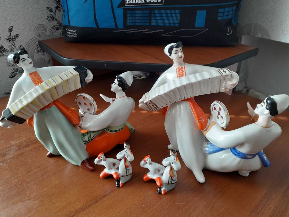 Фарфоровая статуэтка музыканты родом из СССР.