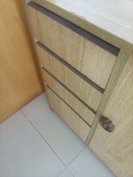 Máquina de costura Singer usada, a trabalhar, elétrica