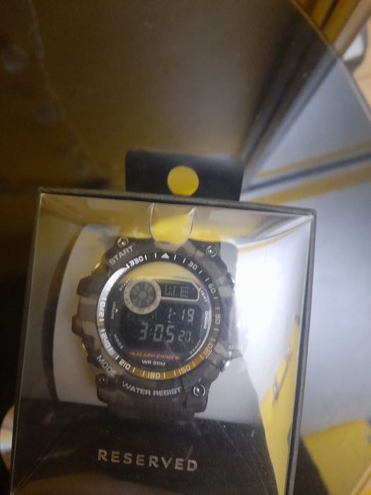 Часы электронные Reserved