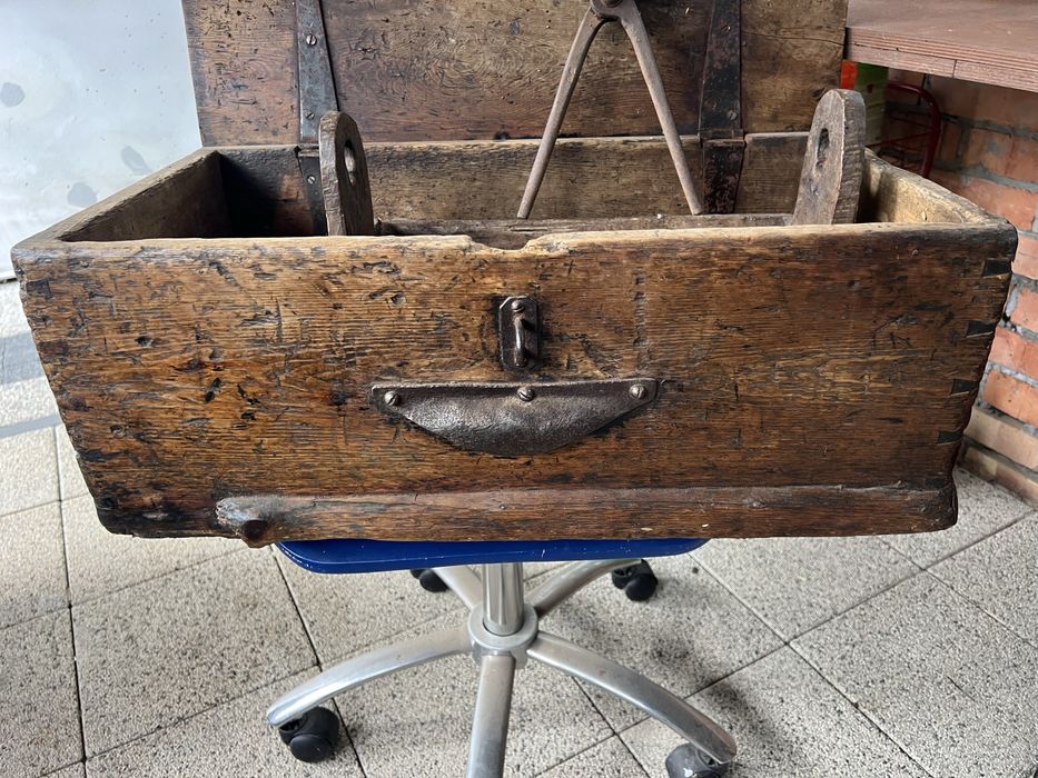 Stara skrzynia stolarska narzędziowa antyk z nosidłem drewnianym