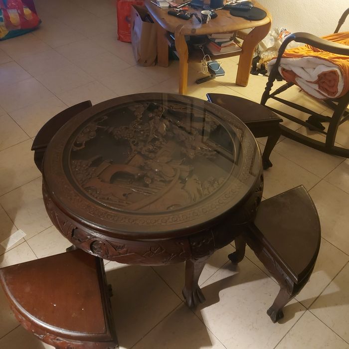 Mesa redonda com 4 bancos