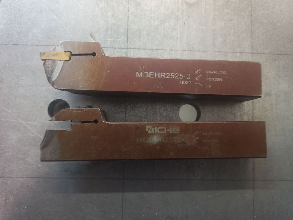 Nóż tokarski MGEHR 2525-3