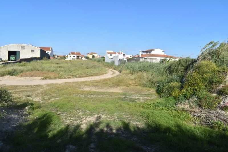 Terreno 5540 m^2 em Atouguia da Baleia: Dupla Frente com Potencial