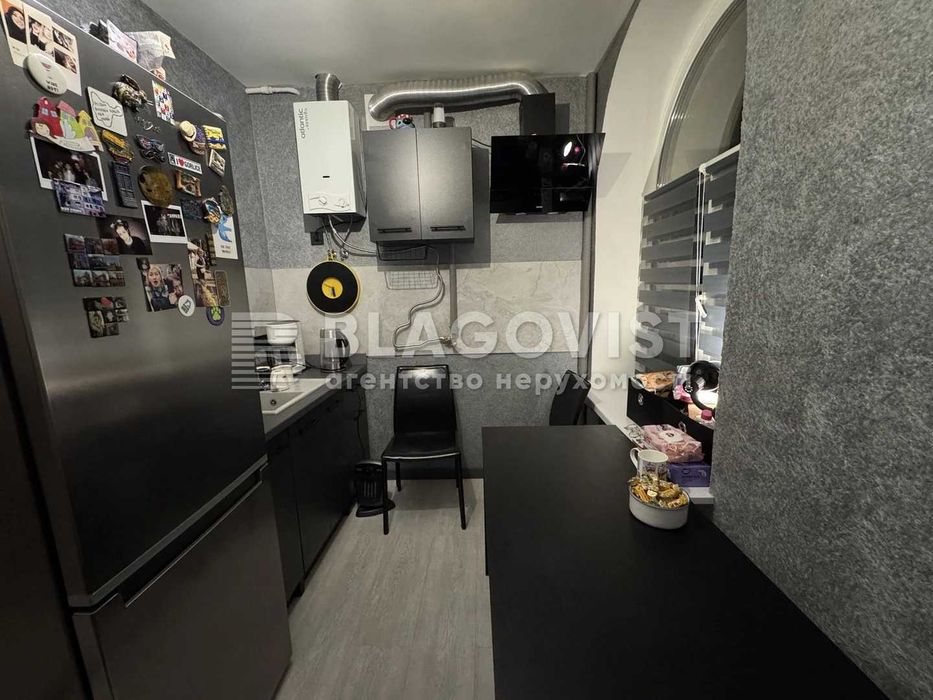 Продаж 2-к квартири Поділ вул. Щекавицька Сталінка цегла