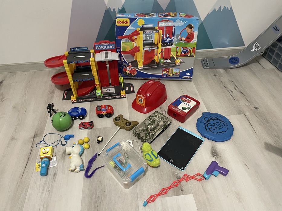 Gigant zestaw zabawek Parking auta czołg kask piłka