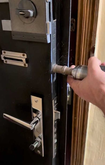 Ремонт замков/замена МДФ накладок. Ремонт  дверей/оббивка кожвинил.