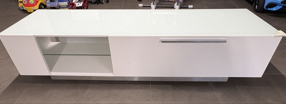 Móvel de TV branco com puxadores prateados