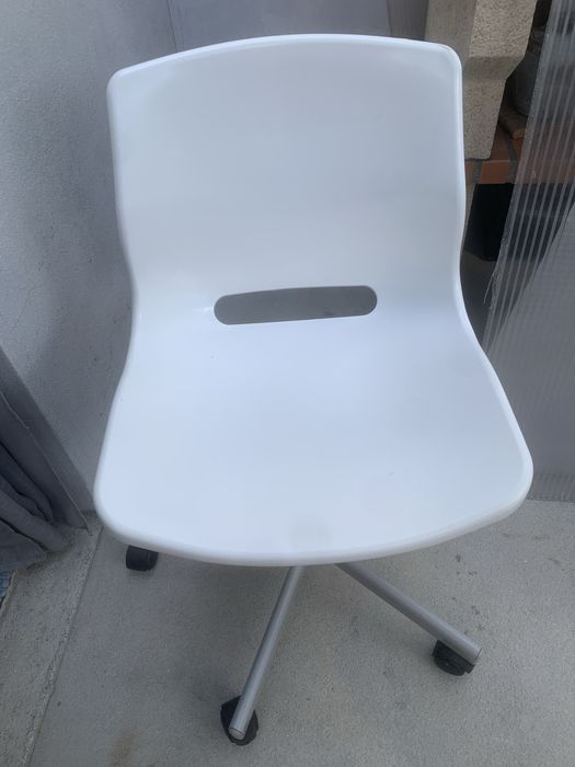 Cadeira IKEA branca com rodas