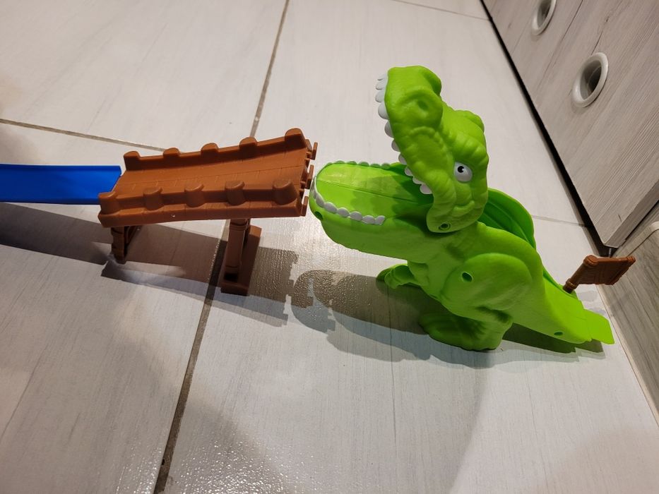 Sprzedam tor z dinozaurem