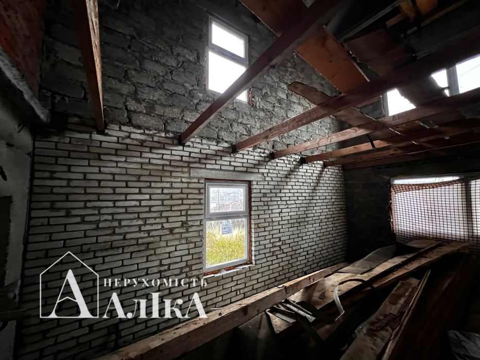 Продам великий будинок в серці Бакоти