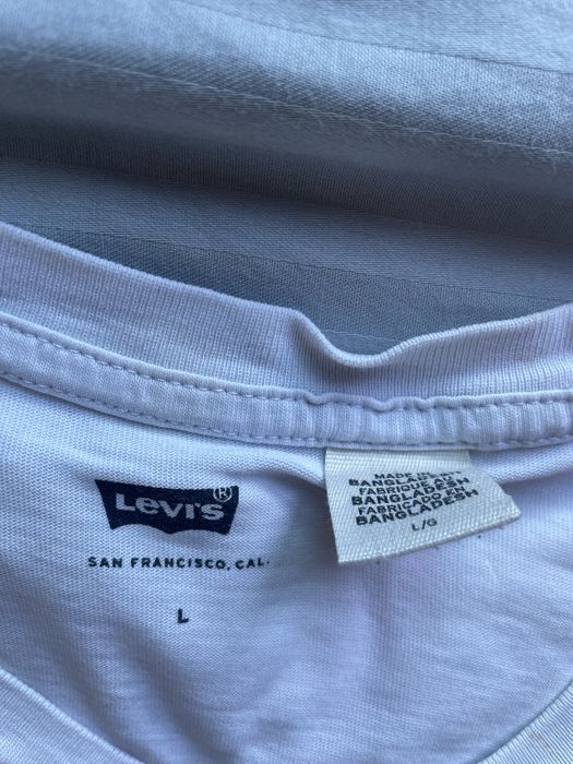 T-shirt LEVIS usada