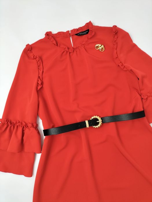 Czerwona sukienka do kolan z falbankami Dorothy Perkins 40 L 12 kształ