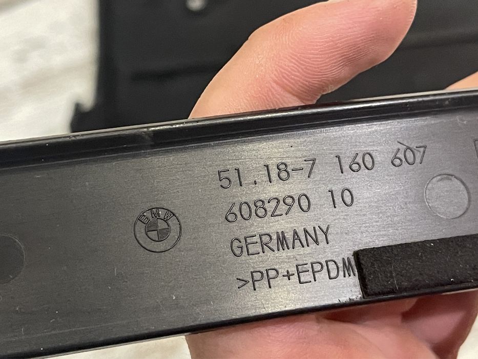 Комплект рамок для квадратных автомобильных номеров. BMW