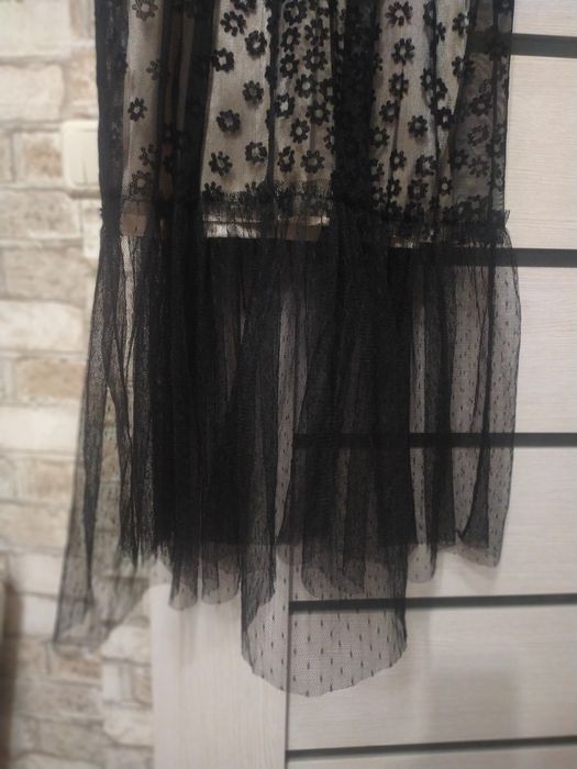 Нарядное платье в бельевом стиле на тонких брительках