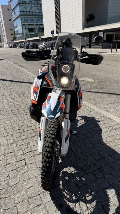 KTM 890 Rally  muito bem equipada