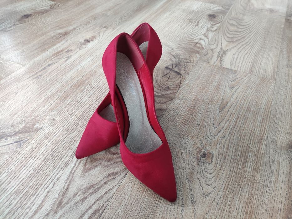 Czerwone szpilki z ostrym czubkiem