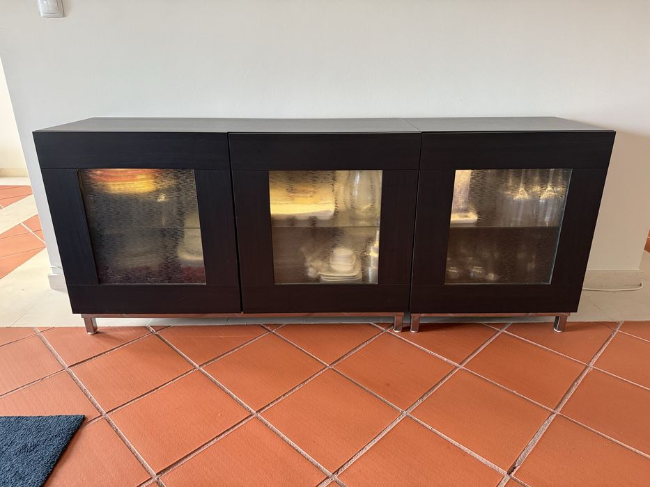 Aparador BESTA IKEA com iluminação