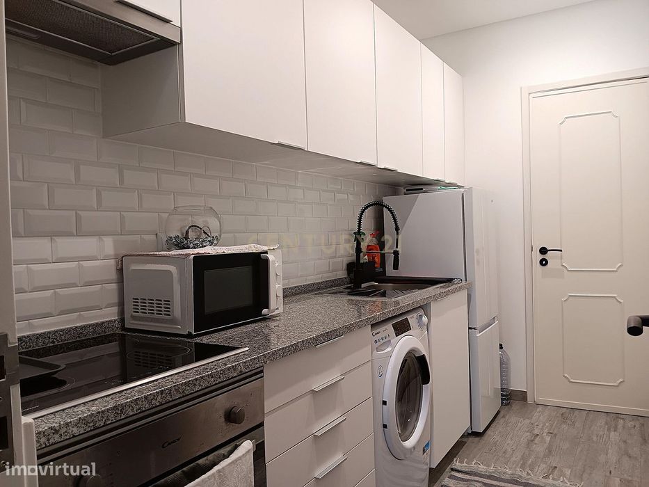 Apartamento com 2 Assoalhadas - Completamente Remodelado - Junto à CP — Queluz E Belas, Lisboa