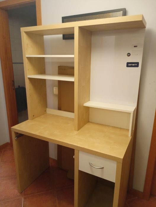 Secretária Compacta IKEA com Quadro Magnético