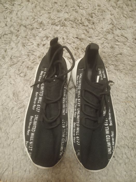 Buty sportowe chłopięce nr 38.