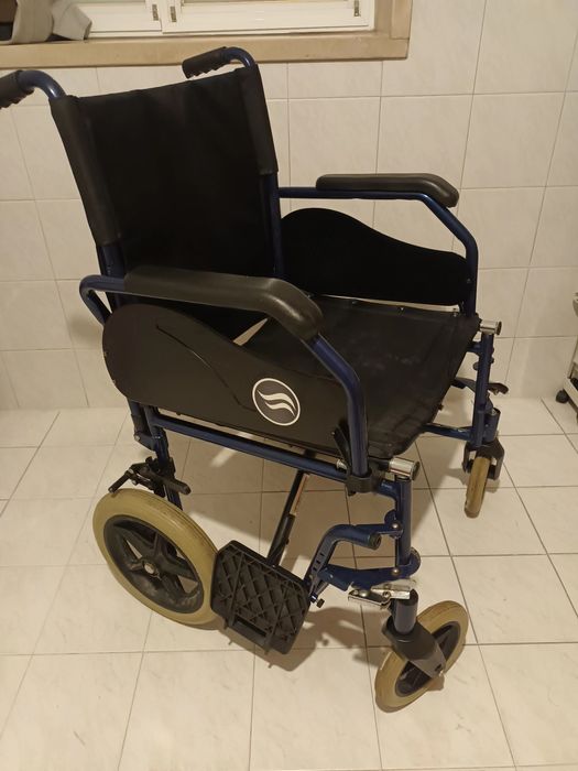 Cadeira de rodas Breezy 90- precisa de rodas da frente