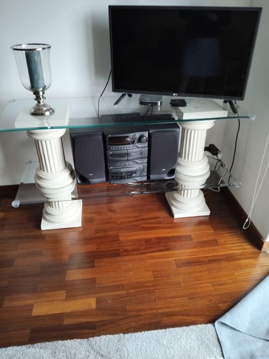 Estante com colunas e vidro