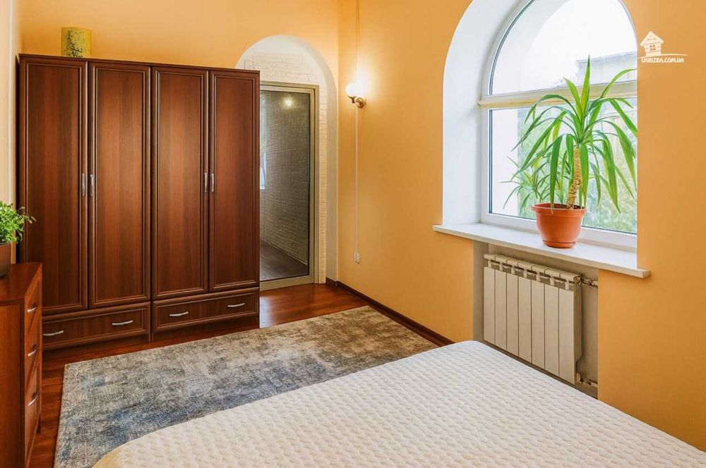 Київ. Будинок 280 кв. Ділянка 15 соток, до 15 осіб.