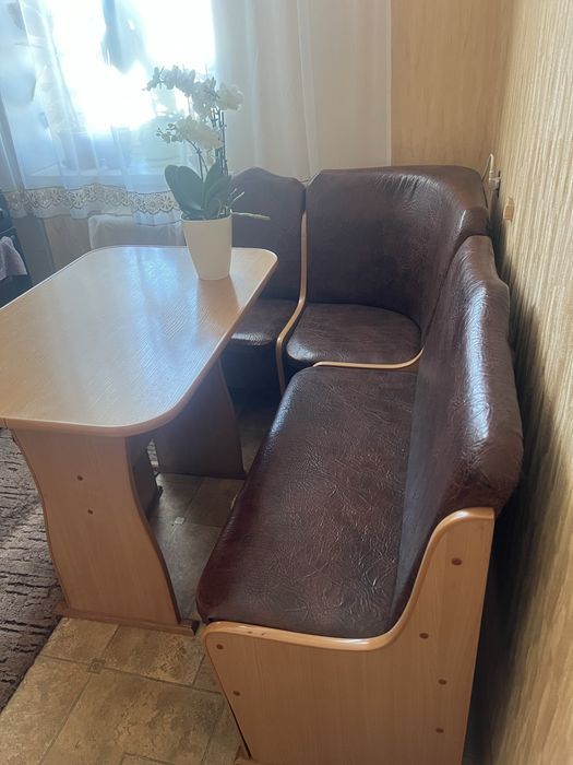 Куточок в кухню з столом