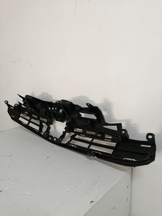 Решітка  радіатора TOYOTA PRIUS 2019