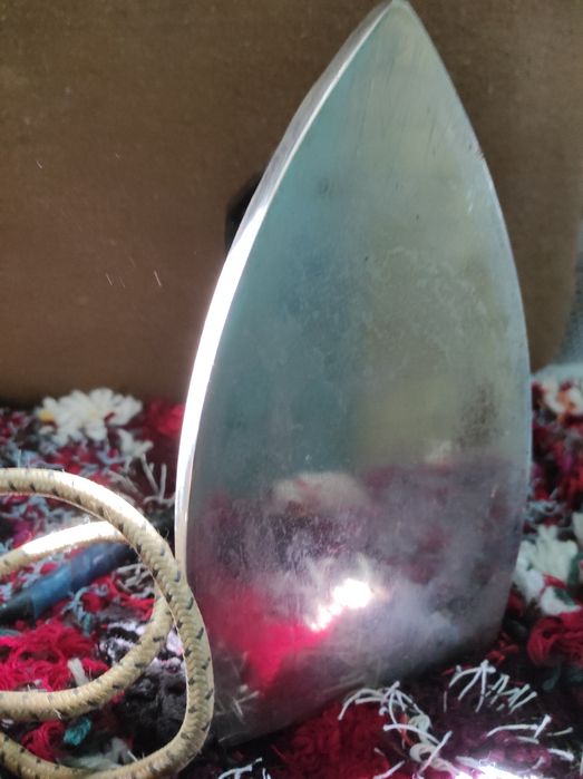 Утюг качественный, советский, тяжёлый. Рабочий