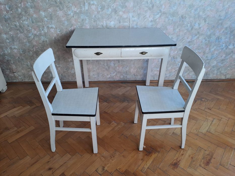 Drewniant stół z krzesłami