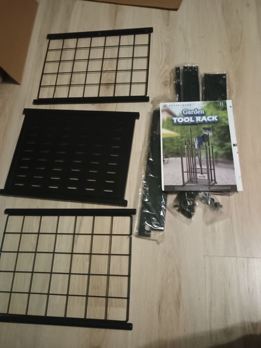 Stojak metalowy na narzędzia ogrodowe