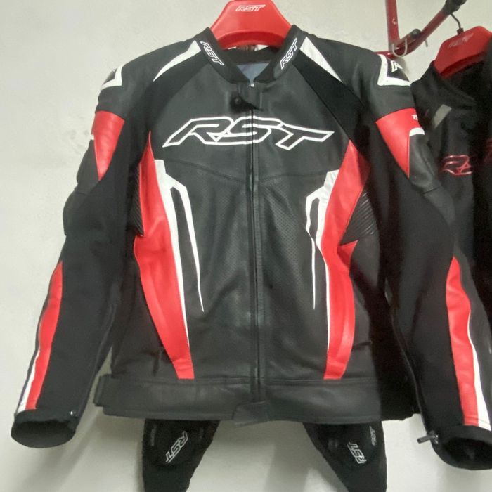 Vendo 2 casacos RST