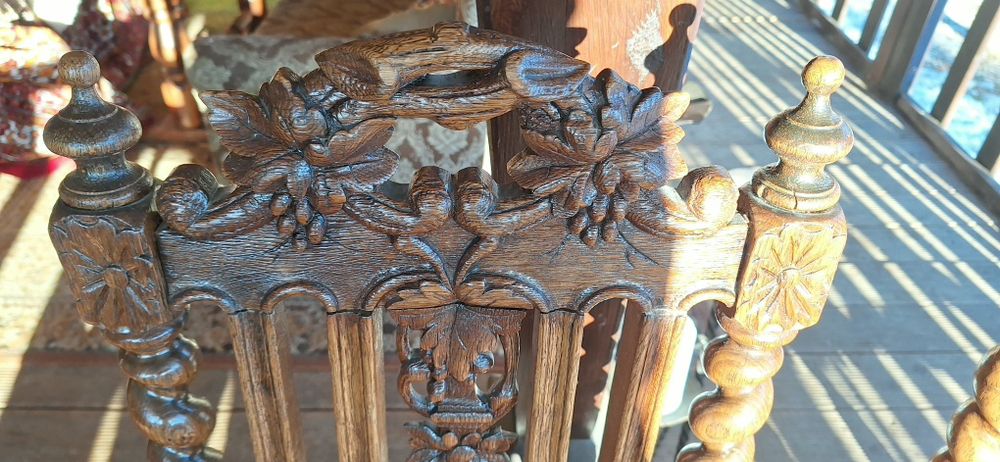 Komplet krzeseł  rzeźbionych w dębowy drzewie