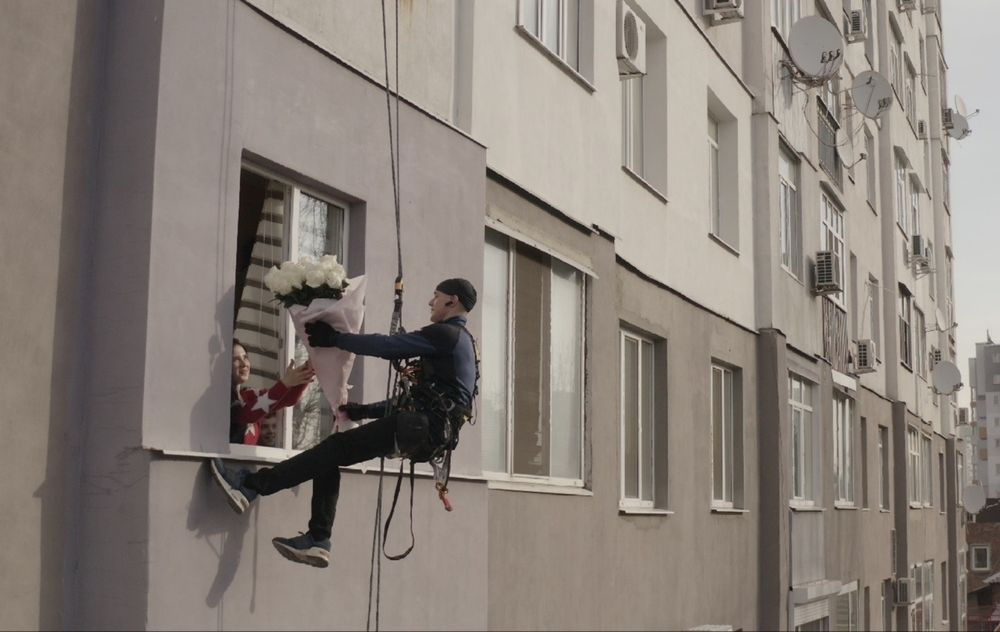 Поздравление альпинистами ! Подарок через окно !