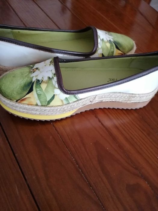 Sapatos novos muito originais em pele e tecido