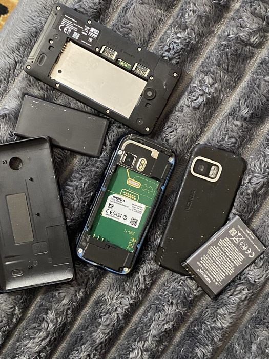 Nokia. Прості але робочі. Старенькі.