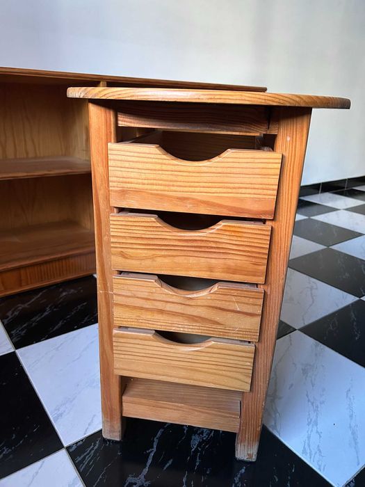 Mesa de gavetas em madeira