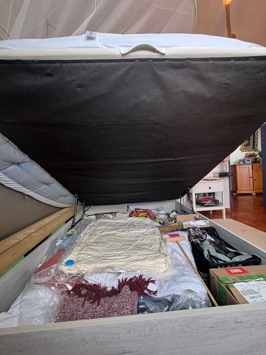 cama elevatória com arrumação no interior 150x190