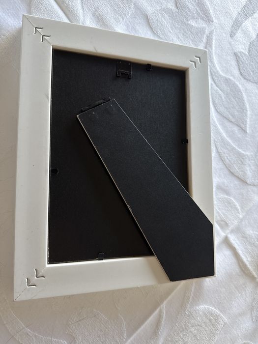 Moldura branca de madeira nova