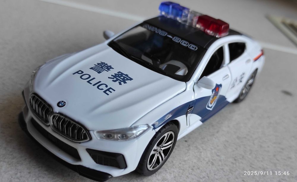 Metalowy model samochodu BMW M8 Police. samochód bez pudełka