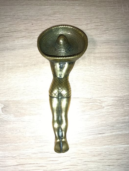 Оригінальний латунний сувенір (ніжки в сомбреро). Попільничка/Підставк