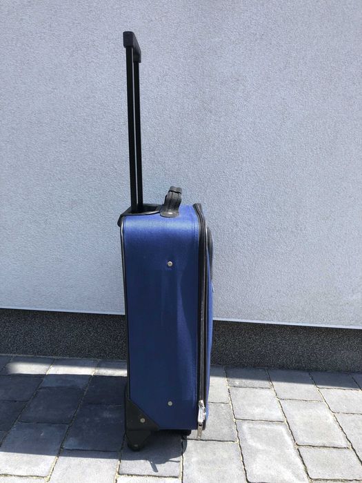 Ciemnoniebieska walizka / torba podróżna na kółkach. Embark.