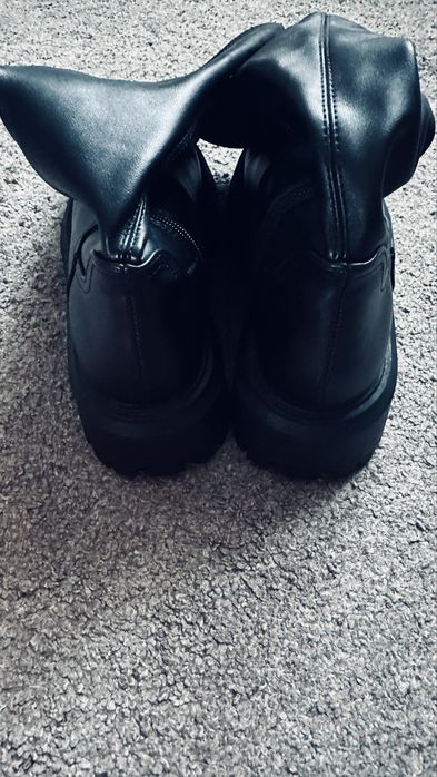 Жіночі чобітки-панчохи.