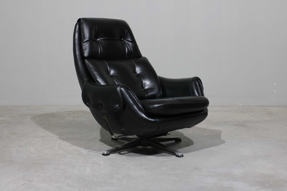 Poltrona + pousa pés em couro